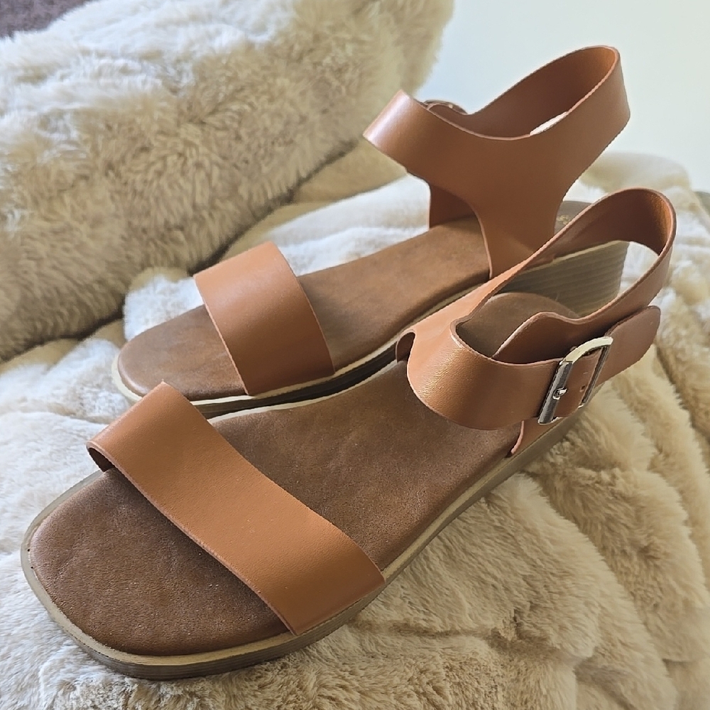 Dream Pairs Women's Tan Sandals Size 7.5